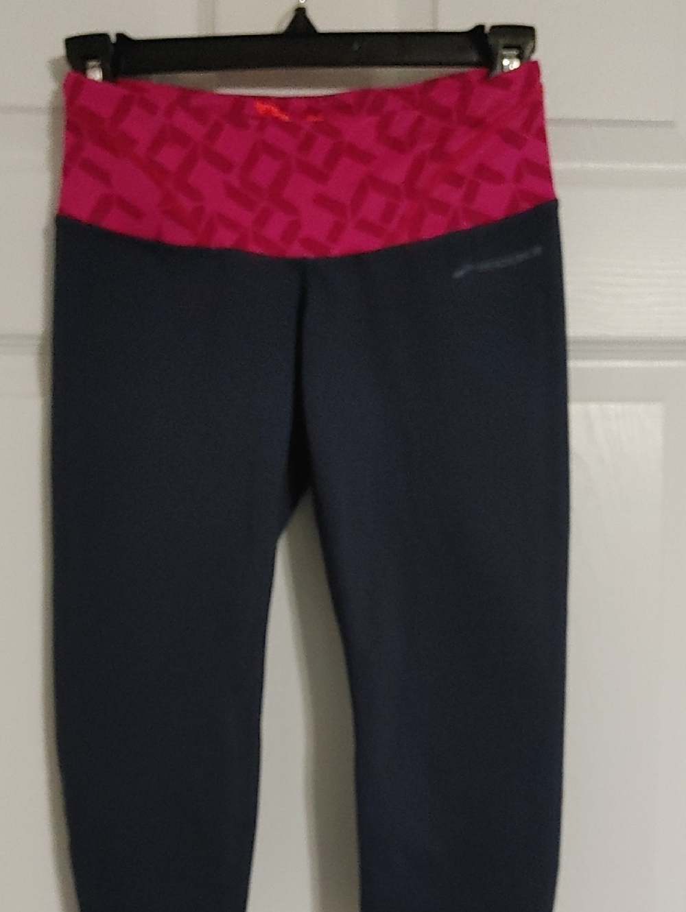 Brooks Navy Leggings with Pink Waistband Women's Sz XS Grippers On Bottom Hem